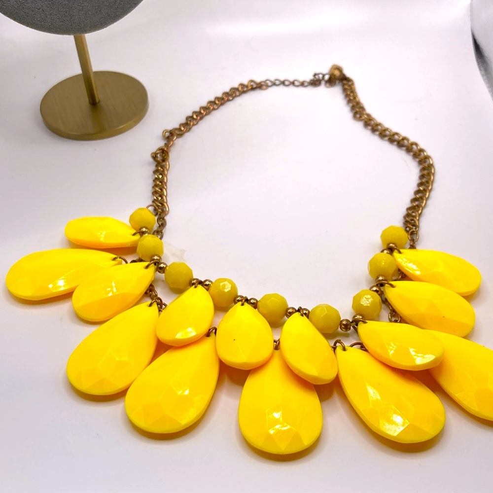 Yellow statement necklace with diamond cut teardrops